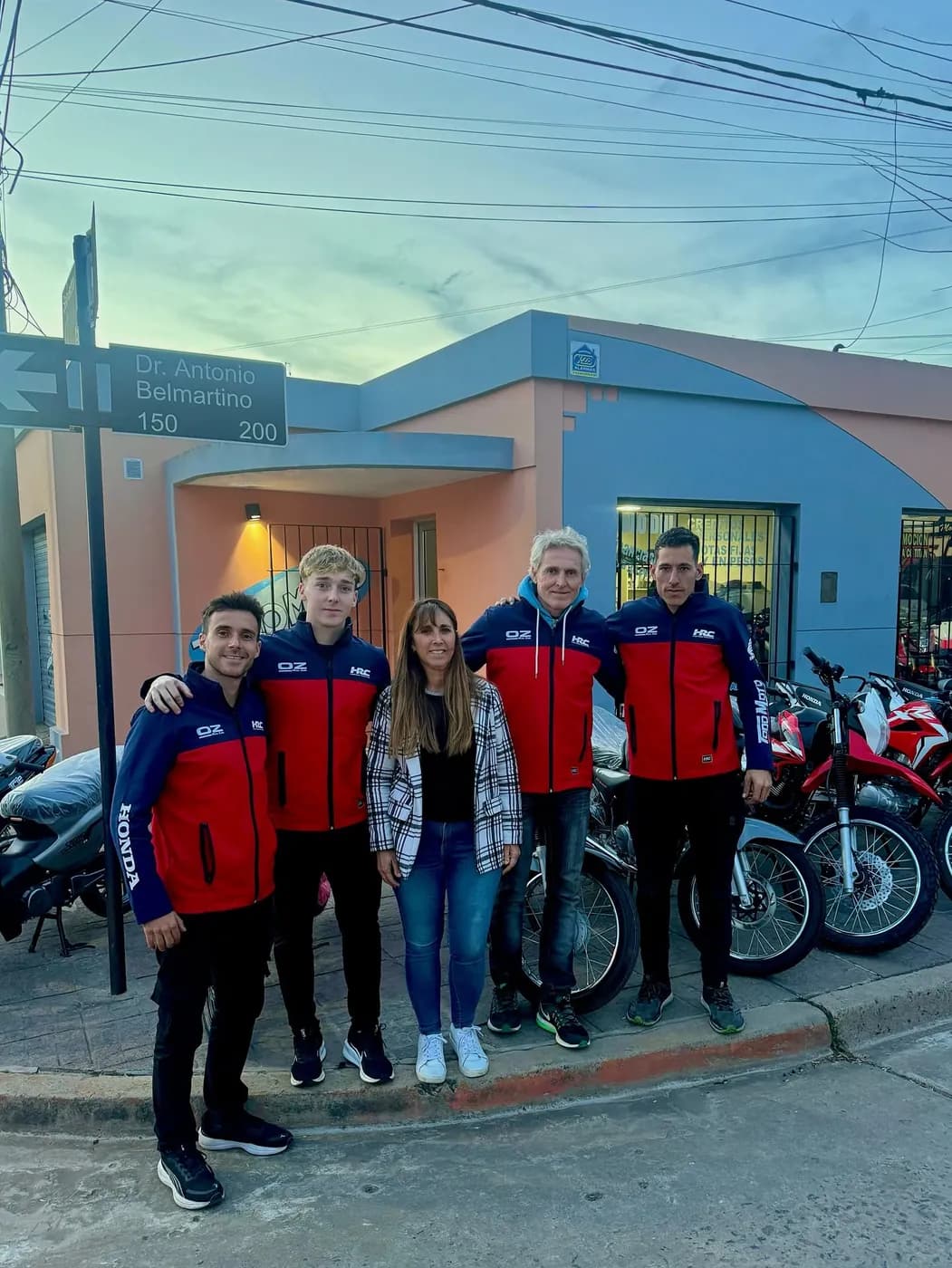 Equipo de TodoMoto en el salón de ventas