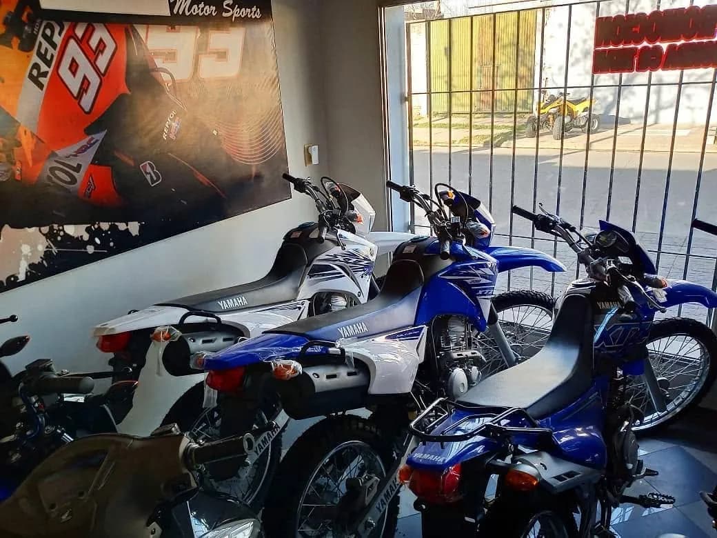 Motos Yamaha en exhibición dentro del local, junto a la vidriera