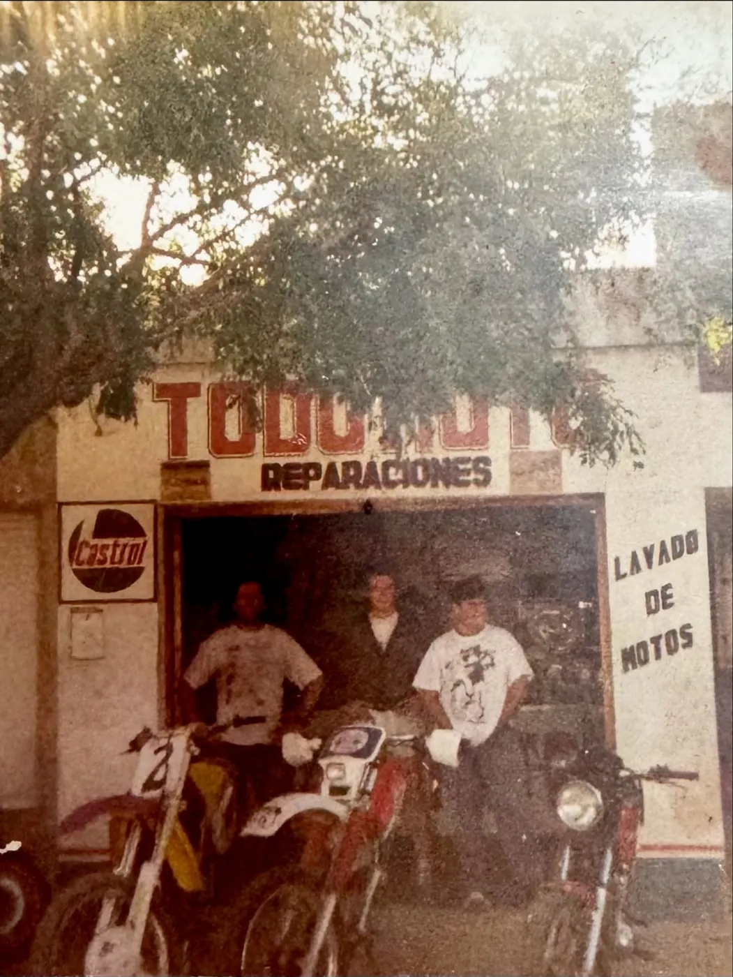 Exhibición de motos dentro del local de TodoMoto en Salto