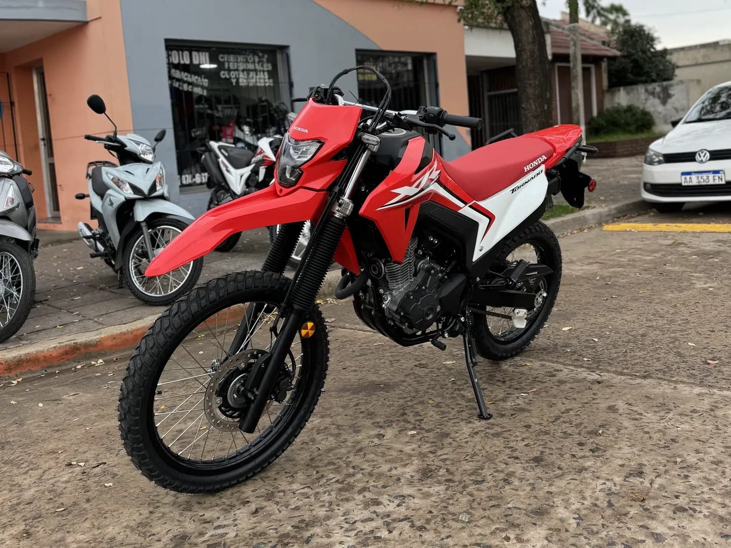 Honda XR 300 0 km roja y blanca, vista lateral derecha en el salón de TodoMoto