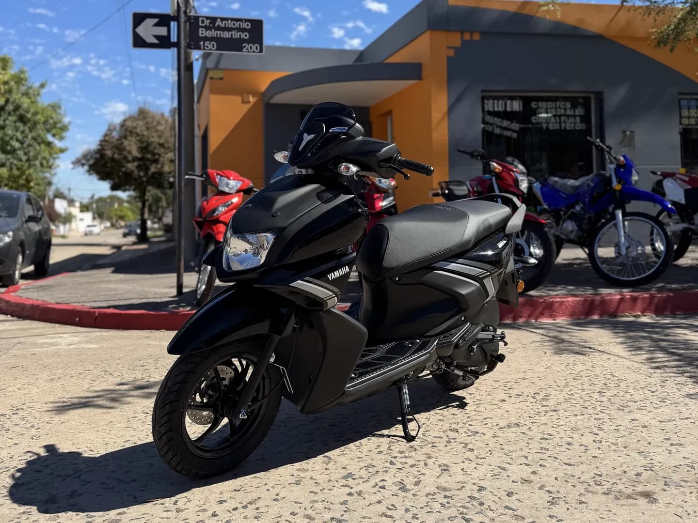 Yamaha Ray ZR 125 0 km negra, vista lateral derecha en el salón de TodoMoto