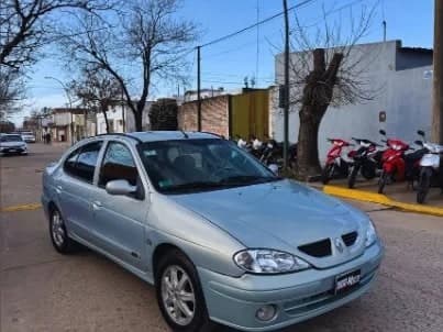 Renault Mégane 1.9 2006 gris plata, vista tres cuartos trasera del lado izquierdo