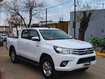 Toyota Hilux 4x2 SRV 2.8 2016 blanca, vista tres cuartos delantera