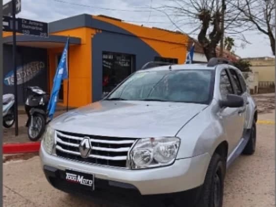Renault Duster Confort 1.6 2013 gris plata, vista tres cuartos delantera frente al local