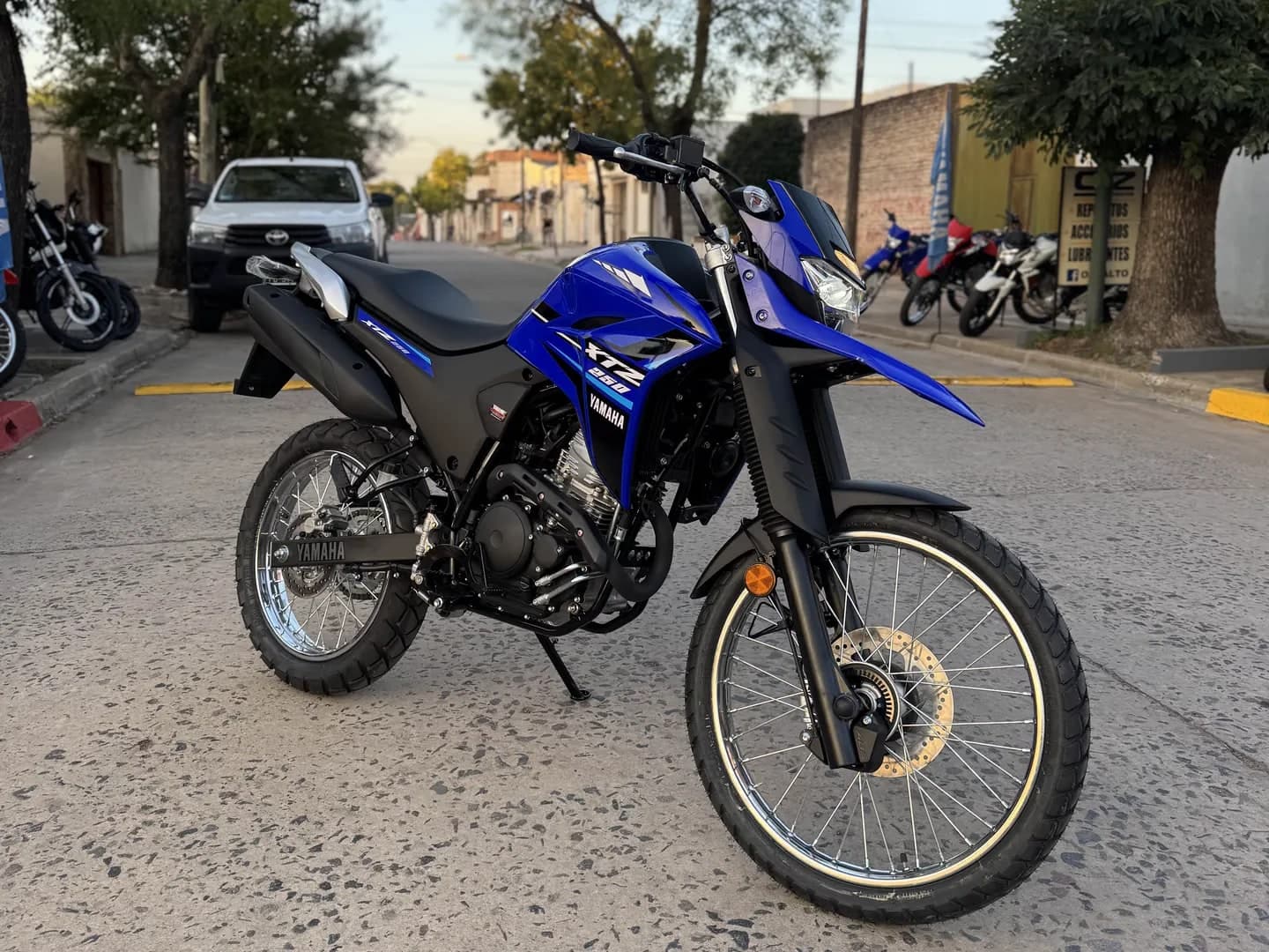 Yamaha XTZ 250 0 km azul, vista lateral derecha en el salón de TodoMoto