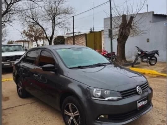 Volkswagen Voyage 2015 gris oscuro, vista tres cuartos delantera